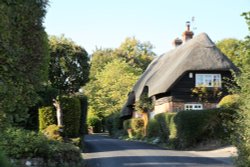 Traditional thatched cottage in Chaddleworth Wallpaper