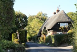 Traditional thatched cottage in Chaddleworth Wallpaper