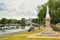 Kingsbridge Estuary View with War Memorial Wallpaper