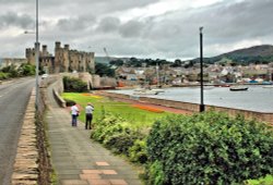 Conwy Castle and Harbour View Wallpaper