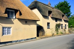 Pretty Thatched Cottages in West Lulworth Wallpaper