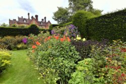 Doddington Place Garden Wallpaper