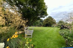 Doddington Place Garden Wallpaper