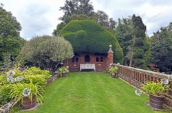 Doddington Place Garden Wallpaper