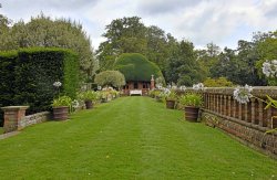 Doddington Place Garden Wallpaper