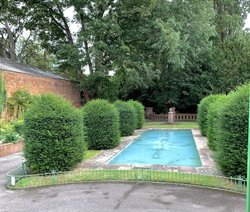 Italian Style Garden in Cheltenham. Wallpaper
