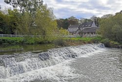 Bathampton Toll Bridge and Weir Wallpaper