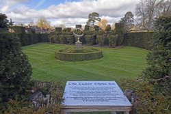 The Topiary Chess set at Hever Castle Garden Wallpaper