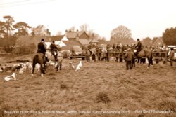 Beaufort Hunt, Fox & Hounds Meet, Acton Turville, Gloucestershire 2015 Wallpaper