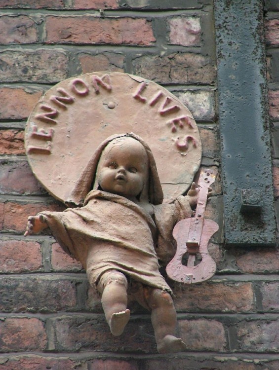 Baby Lennon lives, sculpture, Matthew Street