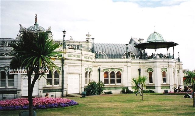 A shopping pavillion / cafe in Torquay