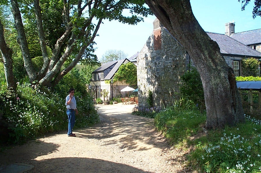 Path to Dixcart Hotel