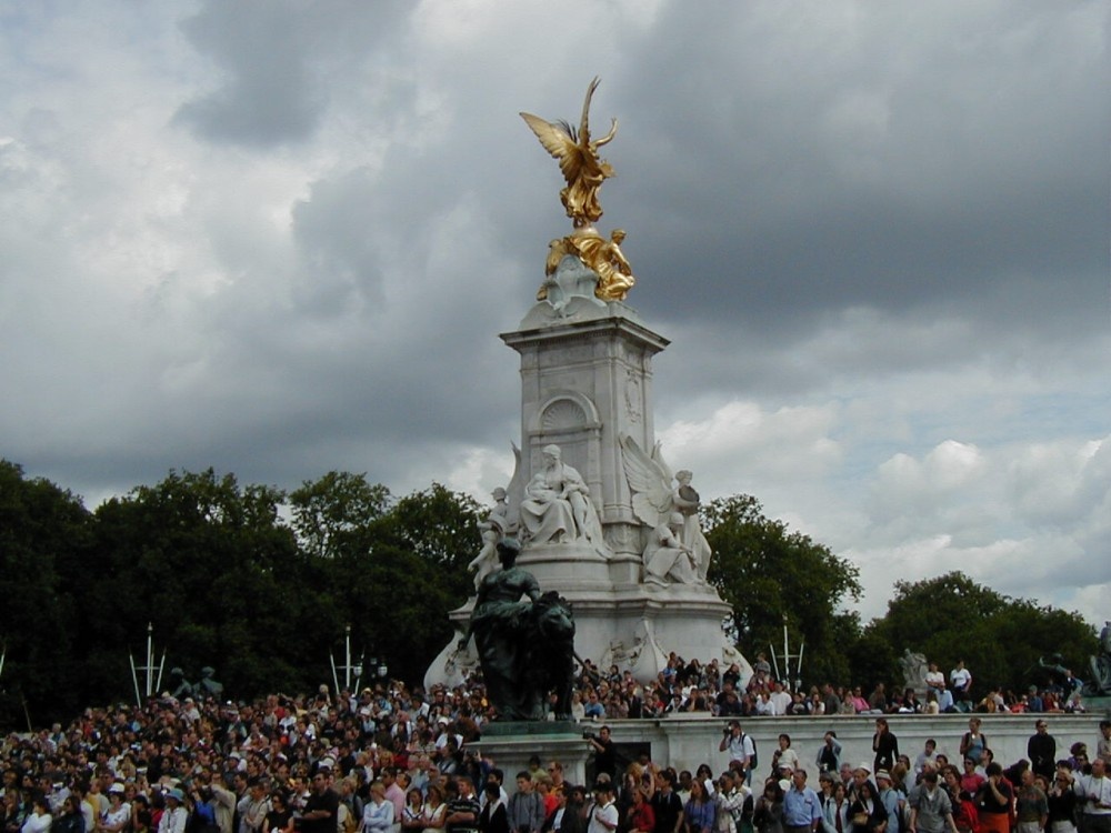 Queen Victoria Memorial - Crowd at Changing of The Guard, London