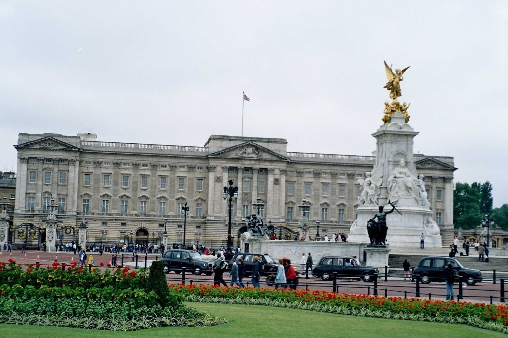 London, Buckingham Palace and Queen Victoria Memorial - June 2005