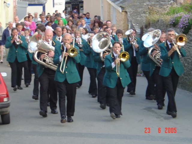 Port Isaac - dancing up the hill to 'The Floral Dance'
