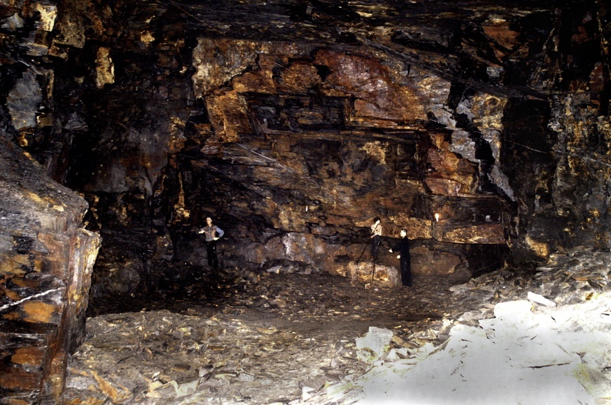 The dummy shows the size of this cavern.
