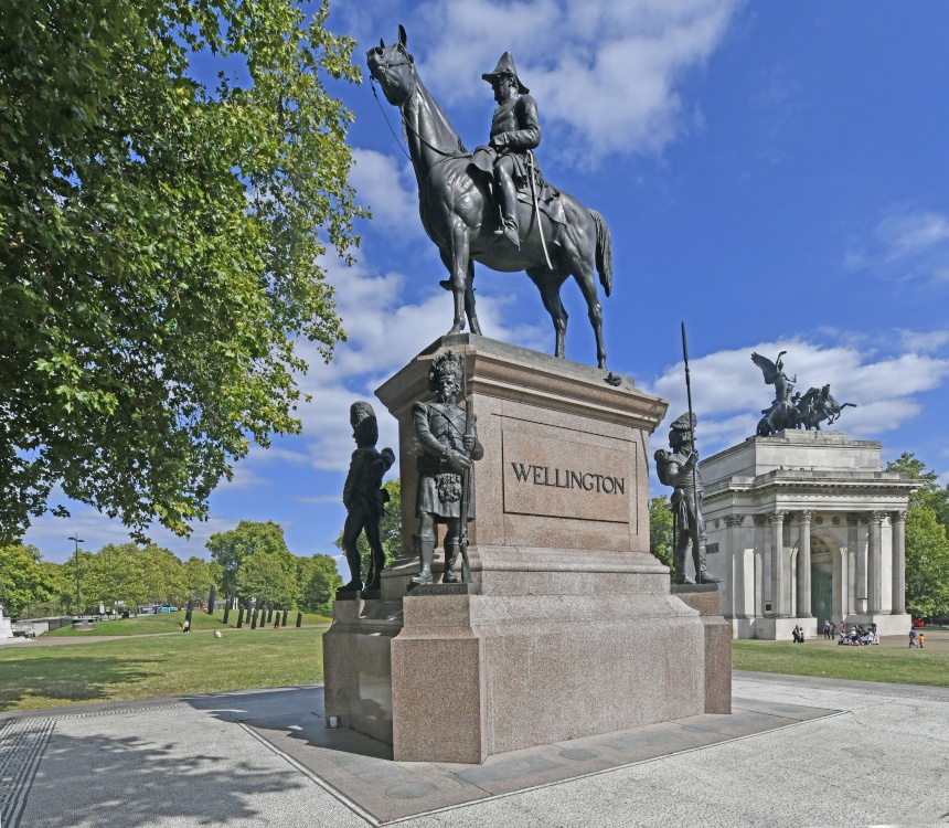 Wellington Statue and the Wellington Arch