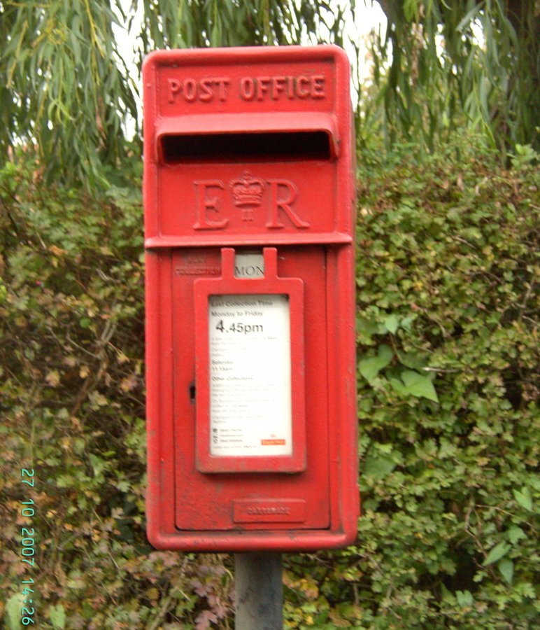 An Elizabeth II postbox in Barnby Moor, Nottinghamshire