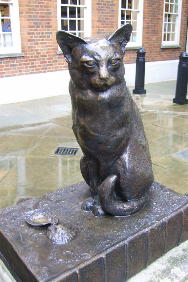 Statue of Dr.Samuel Johnson`s cat, Hodge, in Gough Square