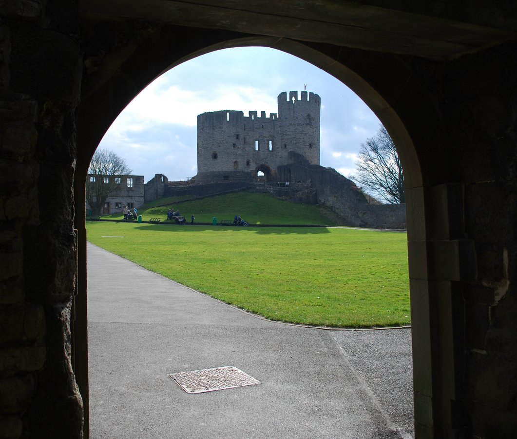 Dudley Castle through the gate