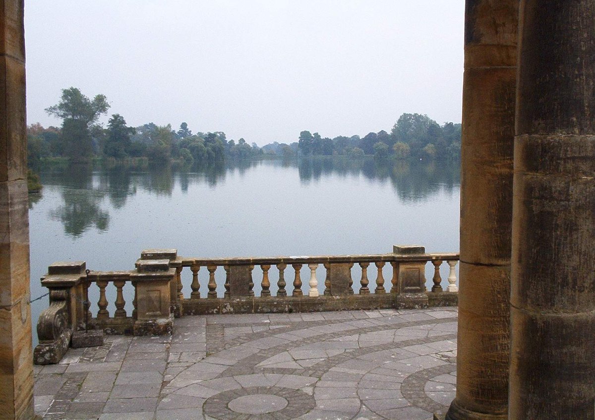 The lake at Hever Castle