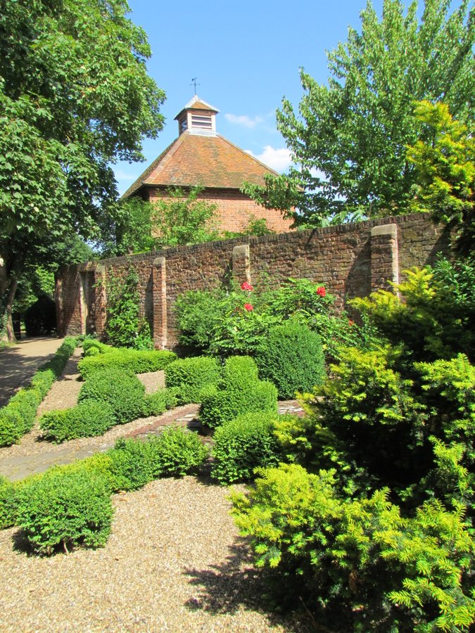 Eastcote house walled garden (the dovecote)