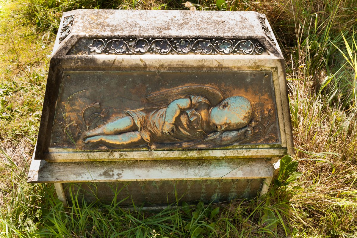 Tomb of a child in Holywell Cemetery, Oxford