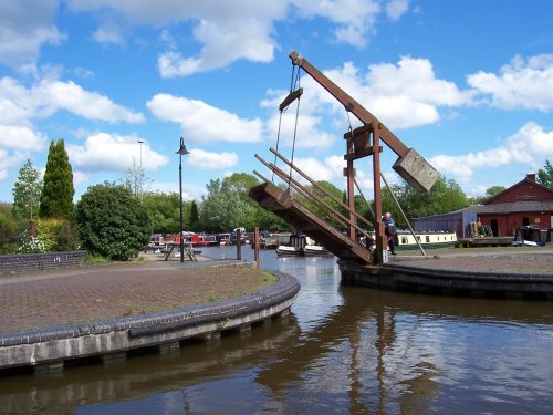 Opening up for birthing at Stoke on Trent, Trent and Mersey canal