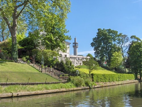 Walking the Canal from Camden Town to Lisson Grove. Picture taken in Mid May, 2005