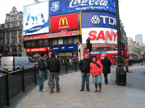Tom & Aga Sign Piccadiily/London/23.11.2005