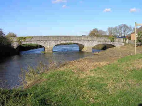 Langport. View of the bridge over the river Parrett, from the bank.