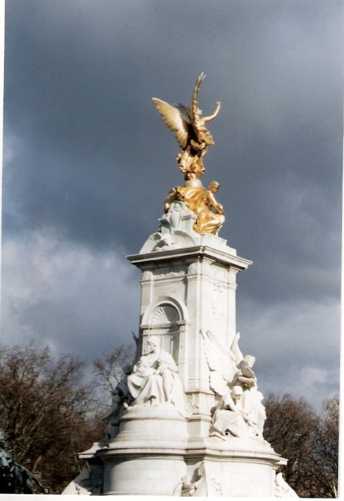 "this is a statue in front of Buckingham palace. London" by Turcan