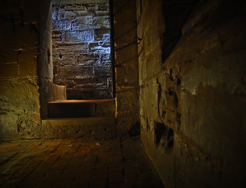 "Warwick castle, Dungeon." by Jason T at PicturesofEngland.com