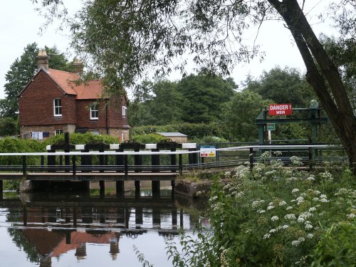 2008. The weir and the lock keepers cottage on the river Wey. nr. Pyrford Sy.