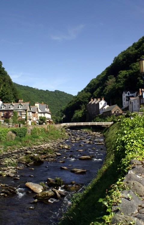 More houses overlooking the river