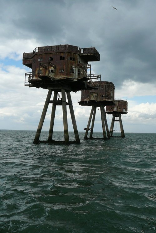 Tripods wading up the Thames