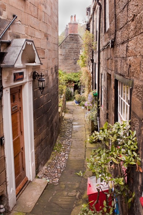 Yet another narrow alley