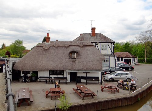 Pub at Yalding and river in Kent