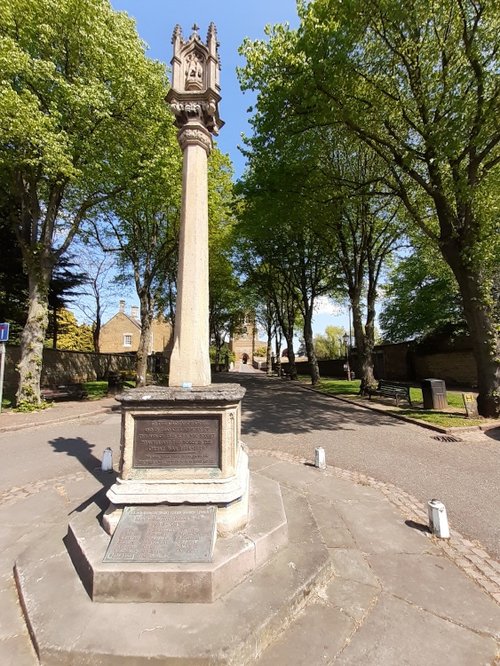 Memorial on Squires Hill, Rothwell,  Northamptonshire