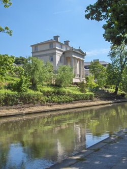 Walking the Canal from Camden Town to Lisson Grove. Picture taken in Mid May, 2005