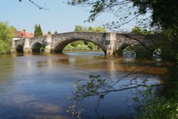 A strong tidal current passes under Aylesford Bridge, Kent