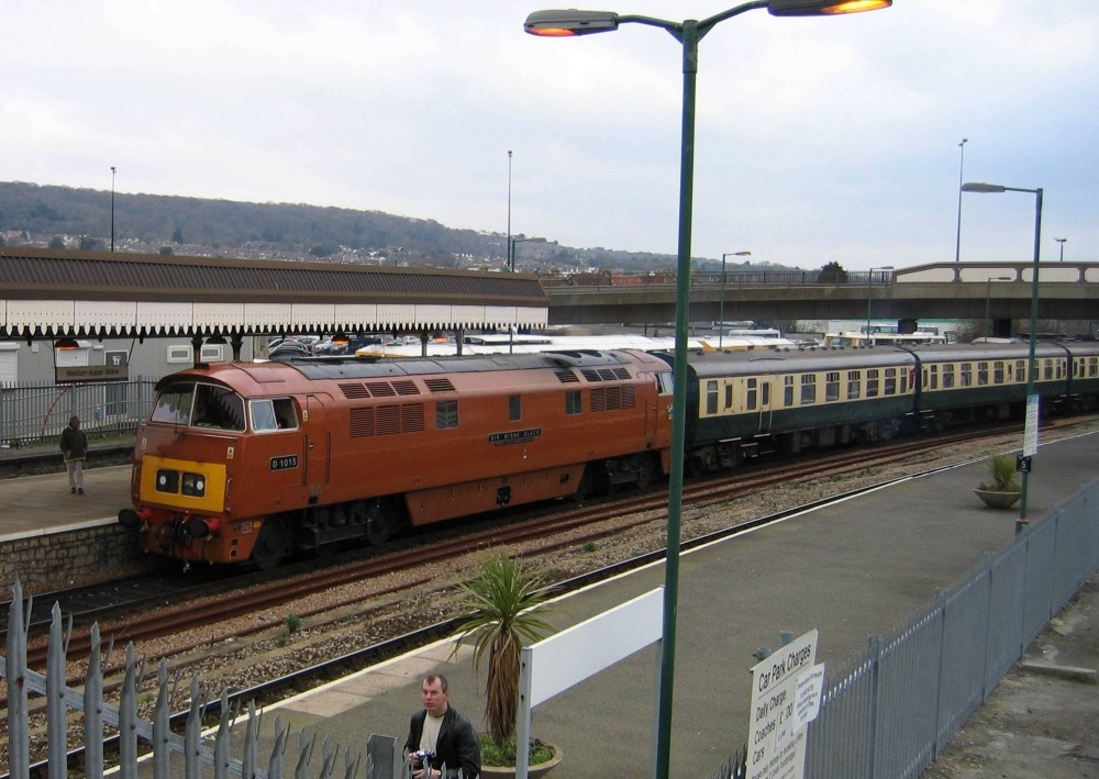 Class 52 No.1015 arrives at Weston-super-Mare station with a charter special on 27th January 2005
