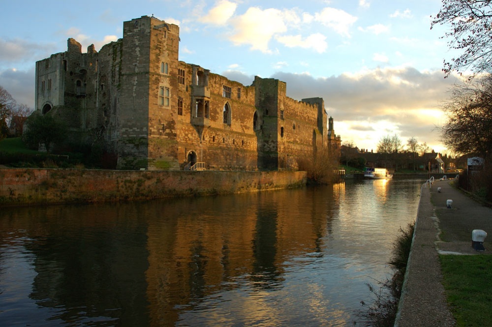 Newark Castle, Nottinghamshire photo by Ingvar Tjoestheim