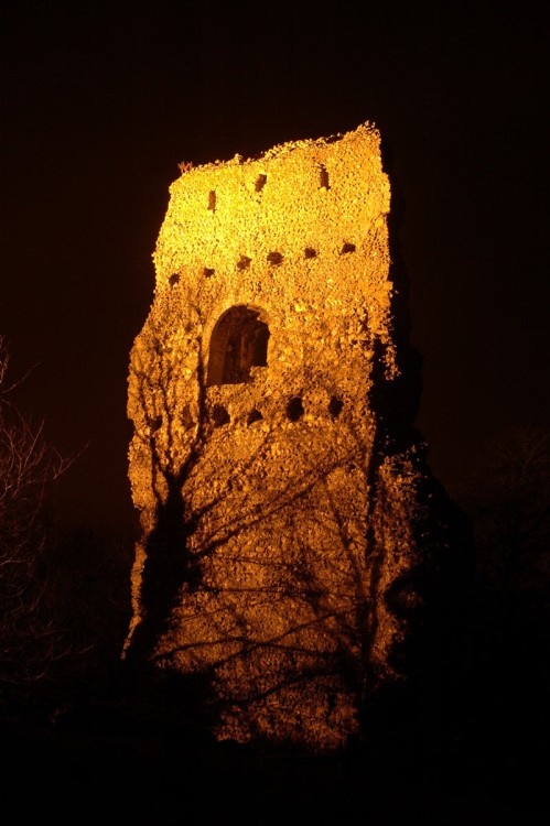 Bramber Castle at night
