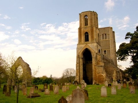 Wymondham Abbey photo by Dickiec@btopenworld.com