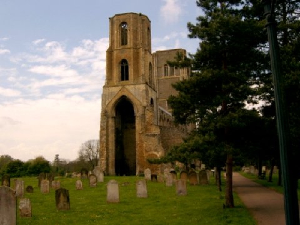 Wymondham Abbey photo by Dickiec@btopenworld.com
