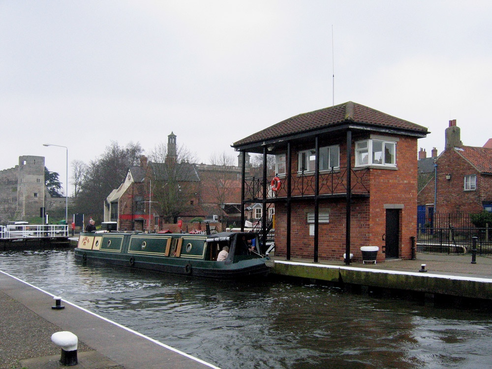 Lock and control cabin on the River Trent, Newark