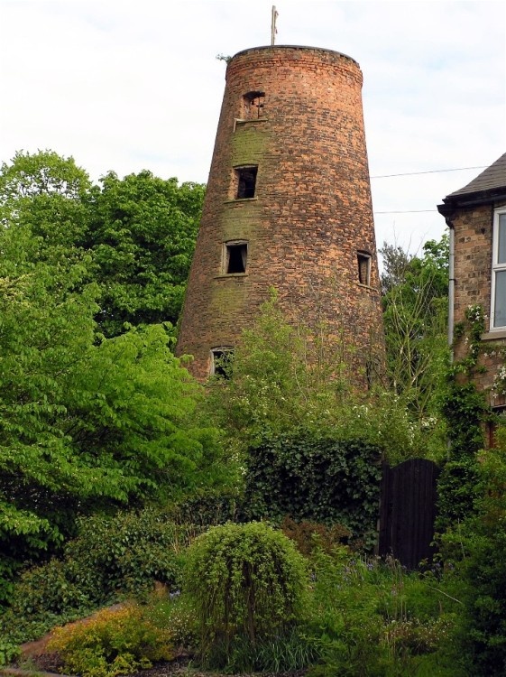 Ruined windmill on Corringham Road, Gainsborough