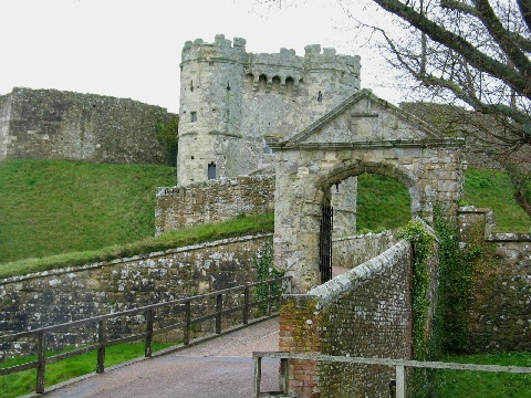 Castle front photo by Robin Granse