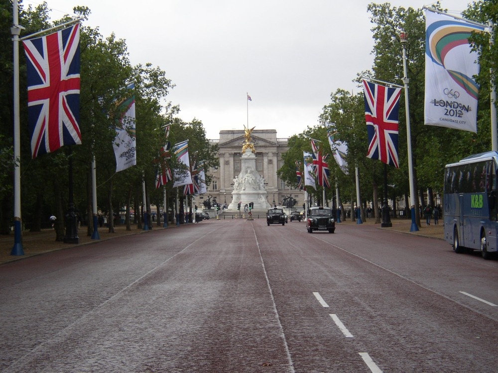 Queen Victoria Memorial - looking down The Mall